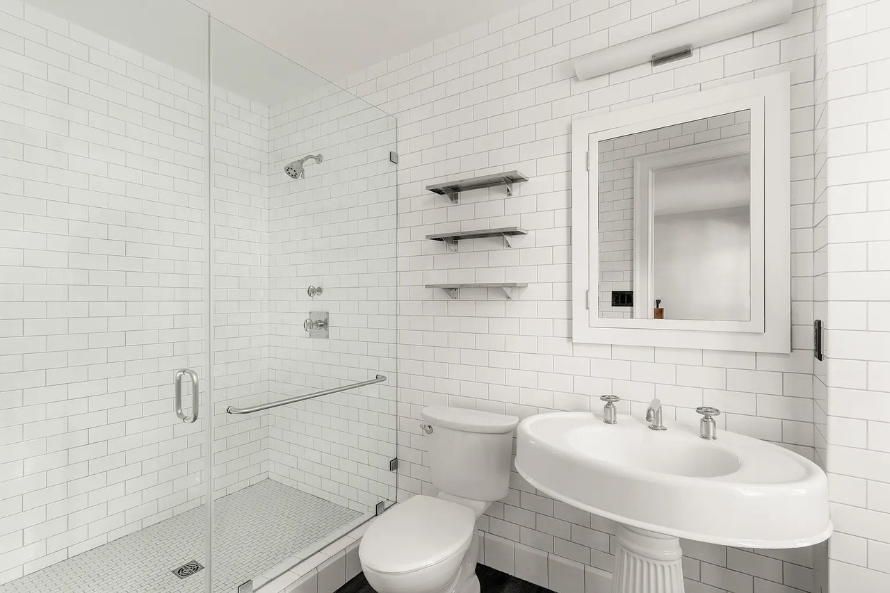 23 Bank St #3/4