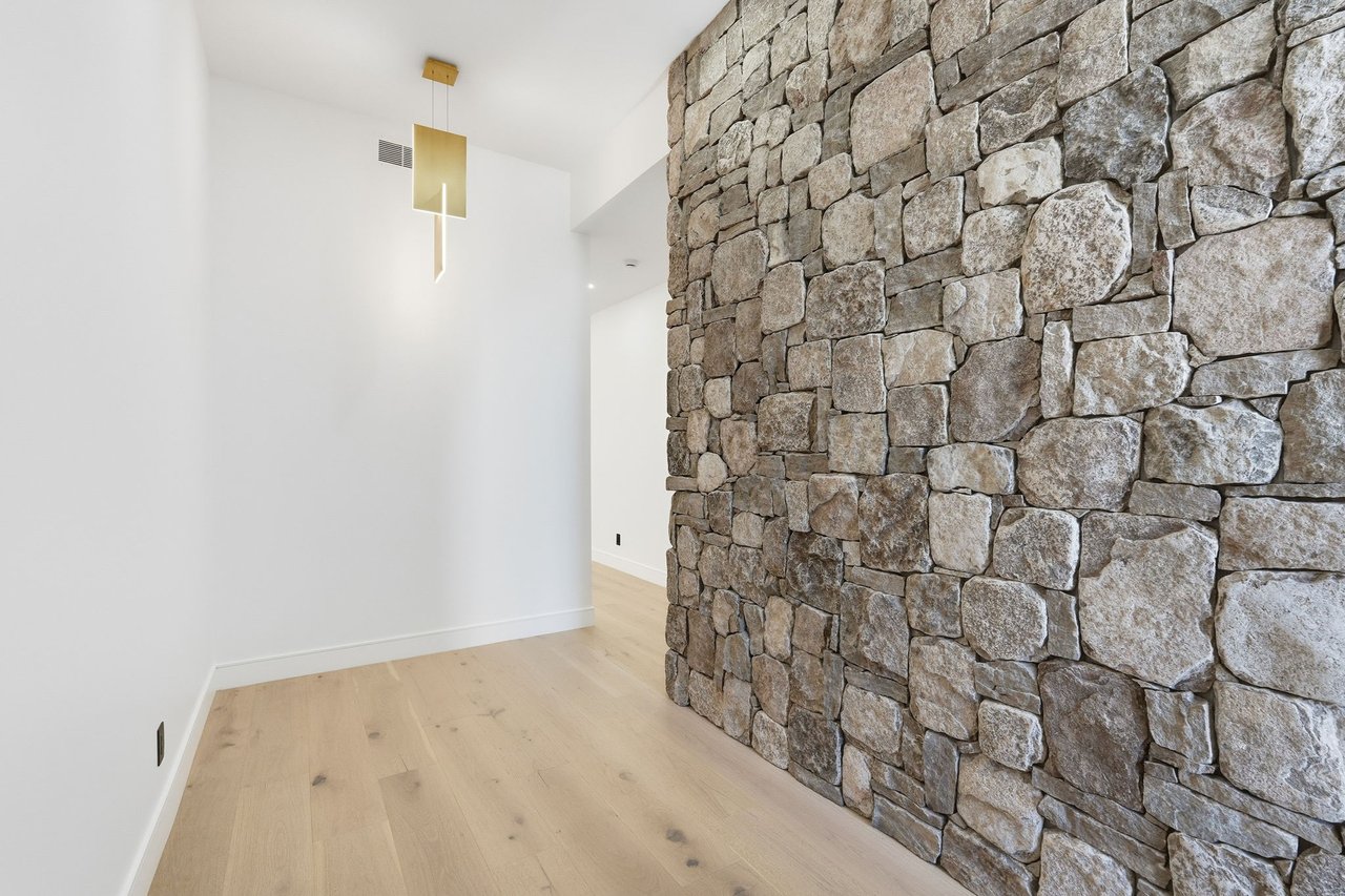 3106 N VALENCIA Lane