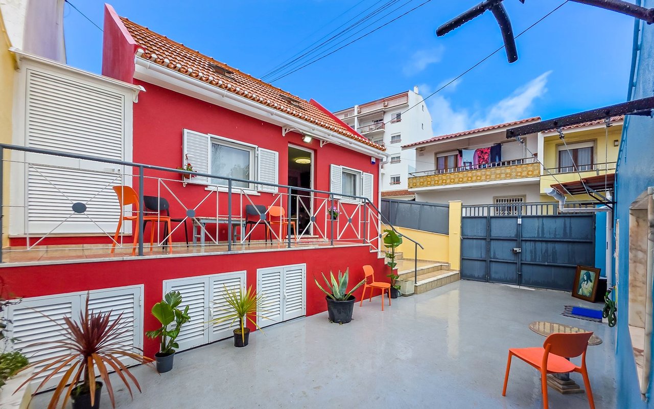 Charming 2-Bedroom Detached Home with Patio for Rent in Estoril