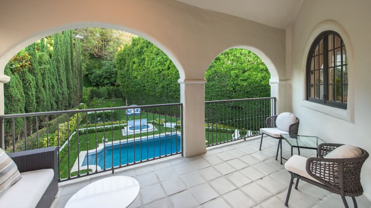 1275 Benedict Canyon Dr