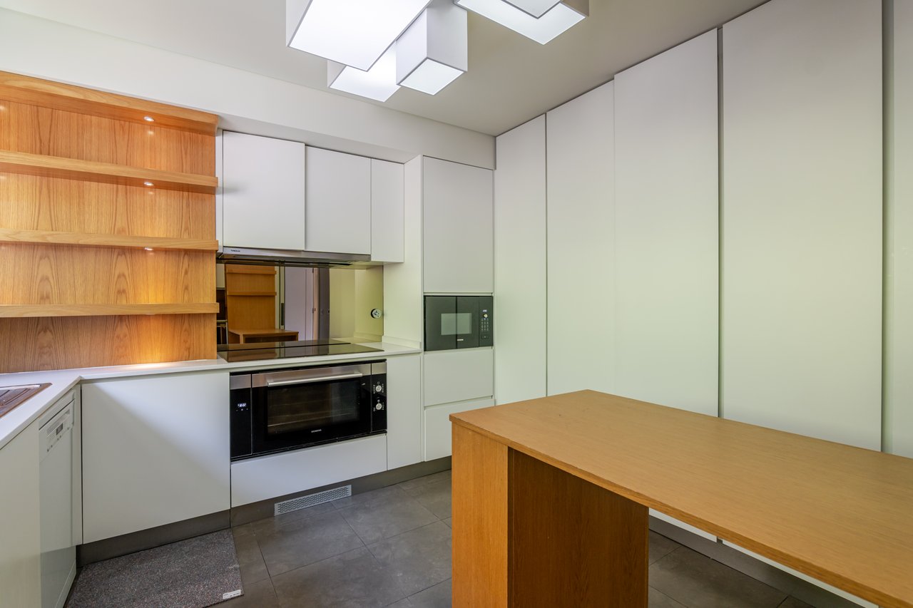 Sophisticated Three-Bedroom Apartment in Porto