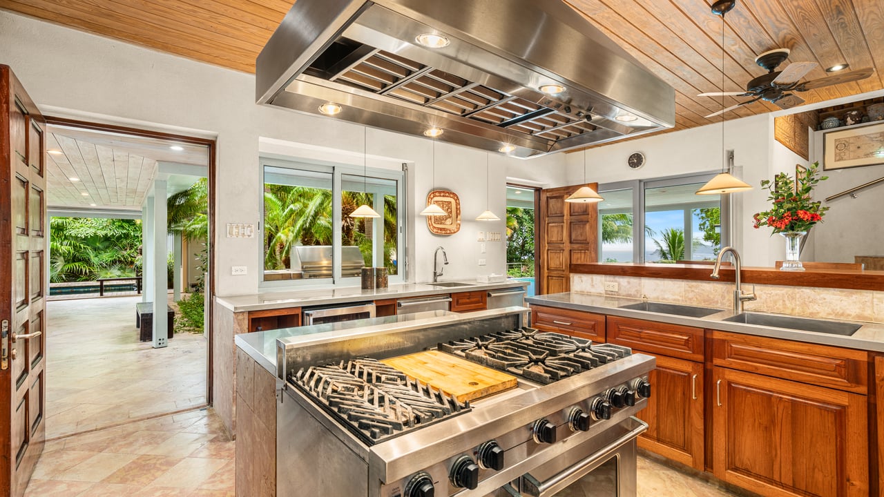 1143 Salt Spring Estate House 2