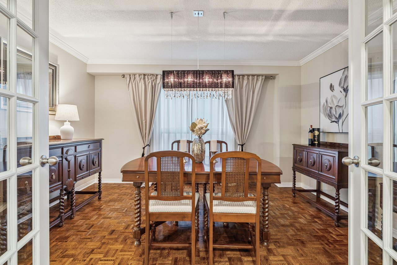 Impressive Home on Ravine Lot in Glen Abbey