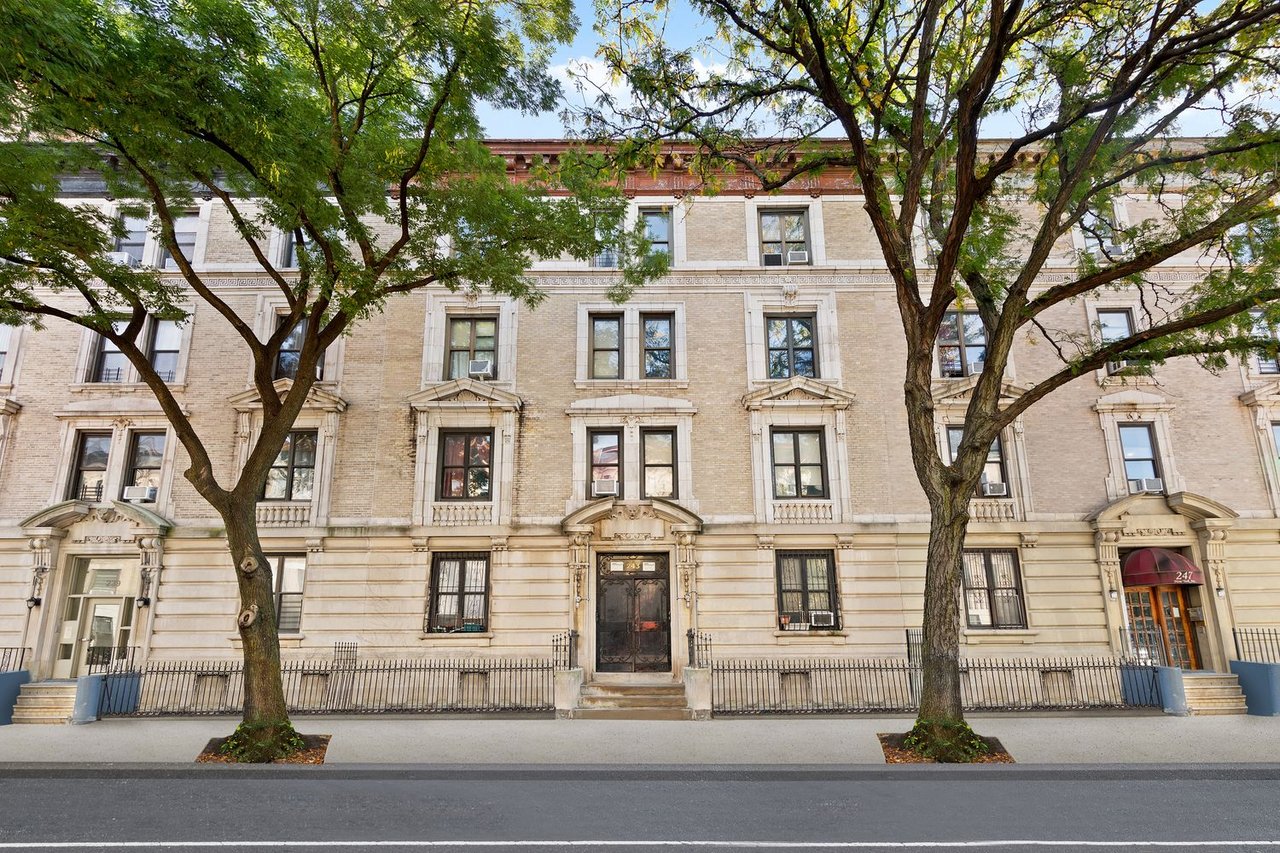 243 NEW YORK AVENUE | PRIME LIMESTONE IN CROWN HEIGHTS