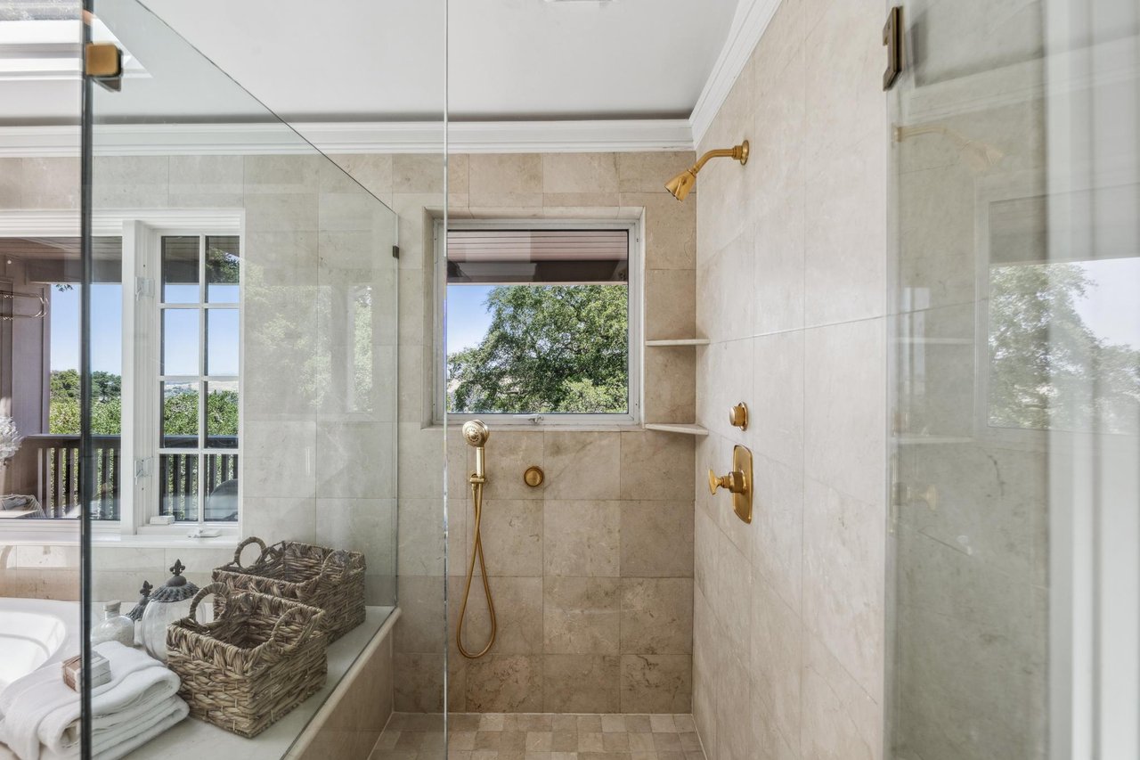 138 Bolivar LN