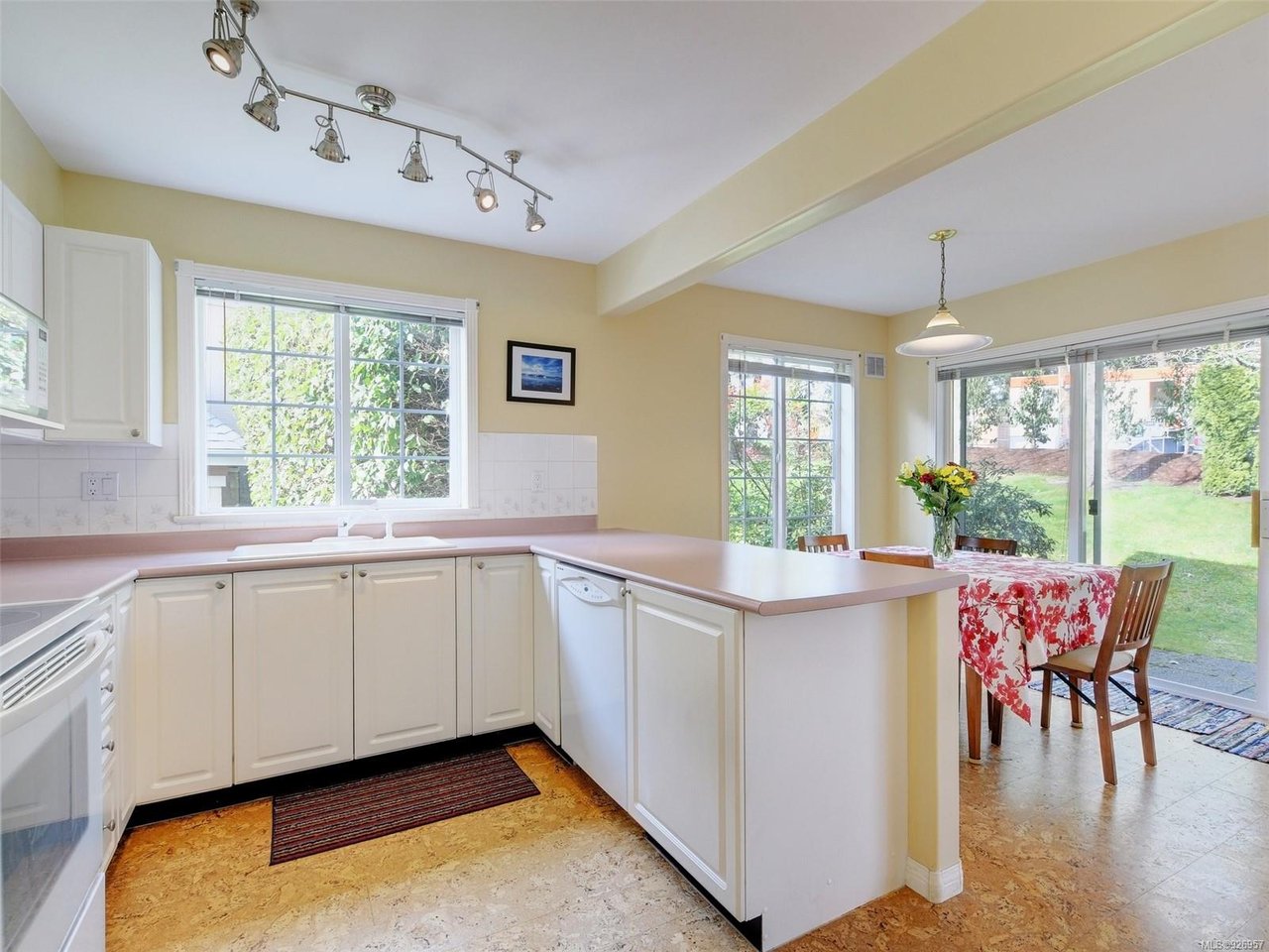 70-14 Erskine Ln
