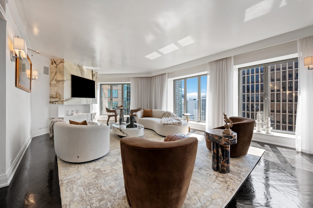950 N Michigan Ave #2704