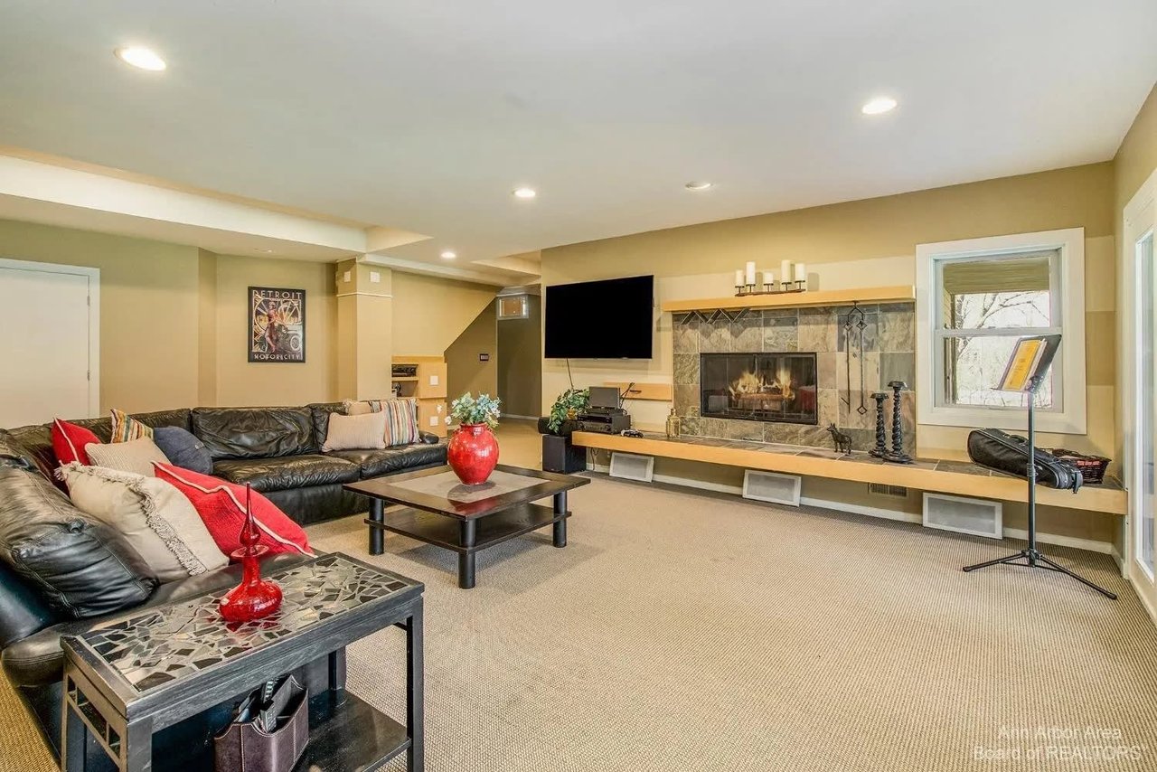 2566 Thornapple Drive, Ann Arbor, MI 48103