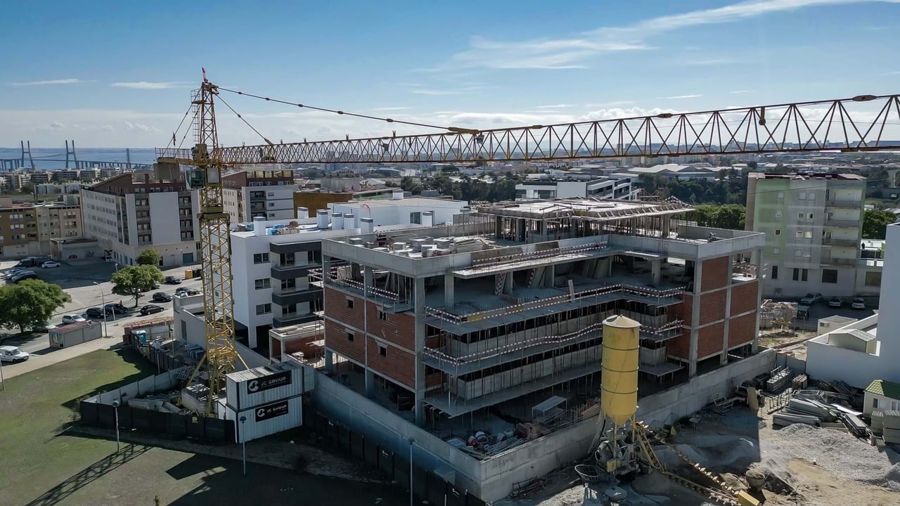 Modern 3-Bedroom Apartment in Camarate, Loures