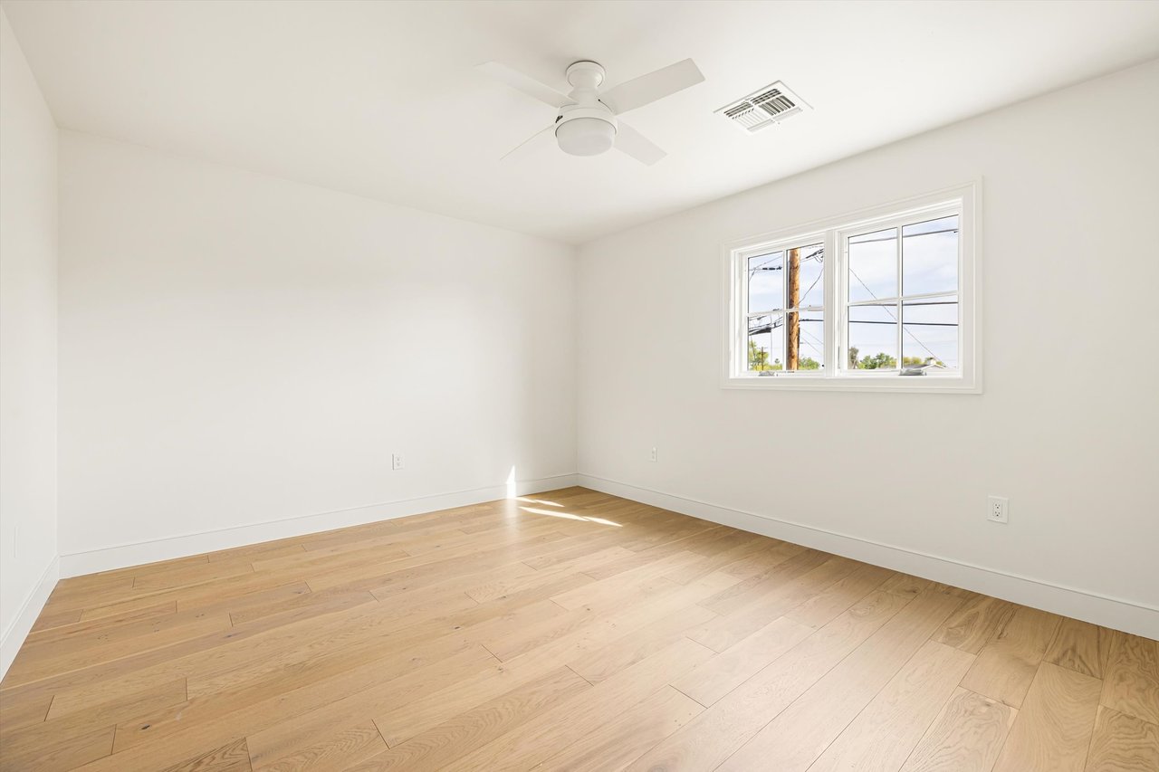 4835 E INDIANOLA Avenue