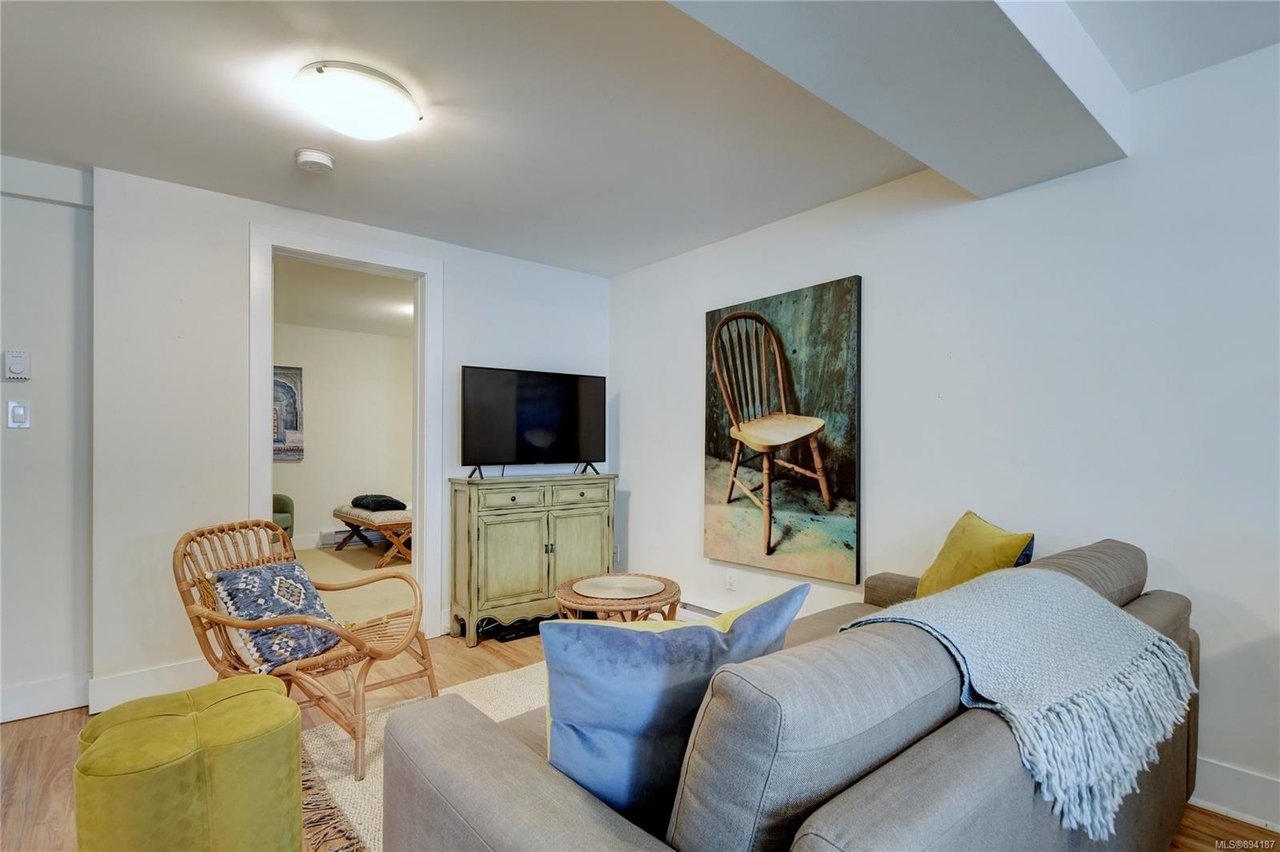 585 Baxter Ave