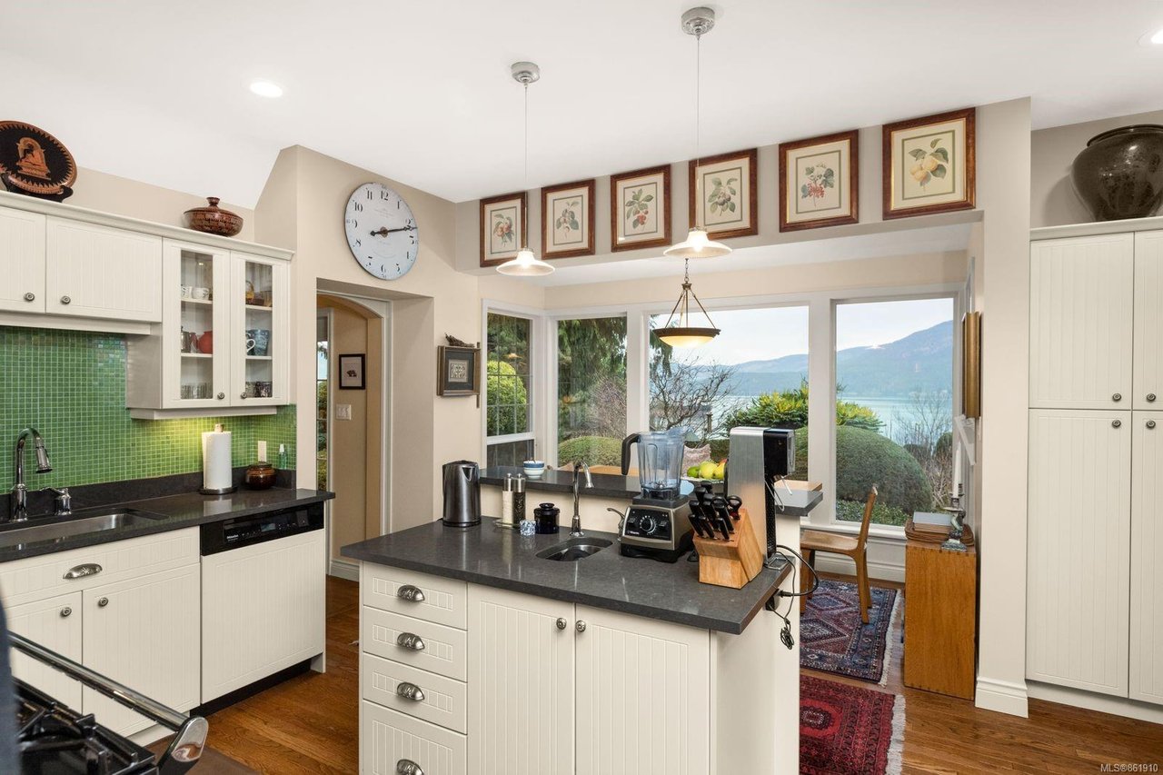4349 Kingscote Rd, Cobble Hill