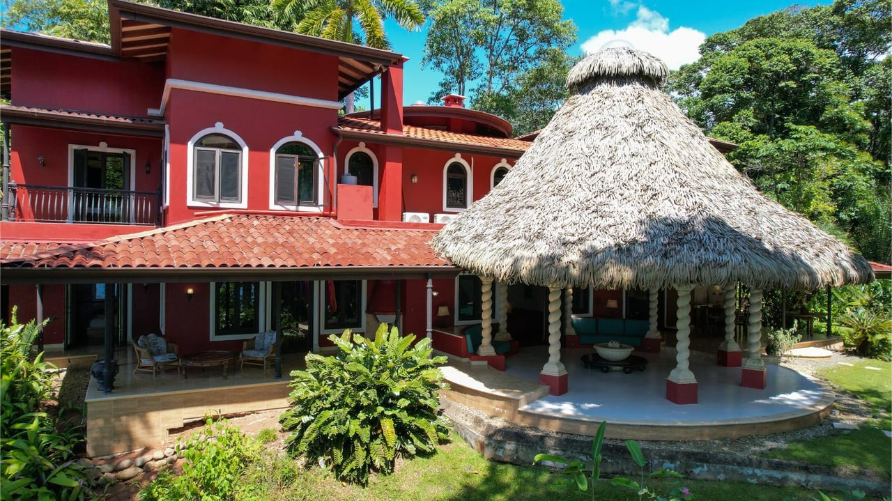 Colonial Oceanfront Estate, Dominical, Puntarenas