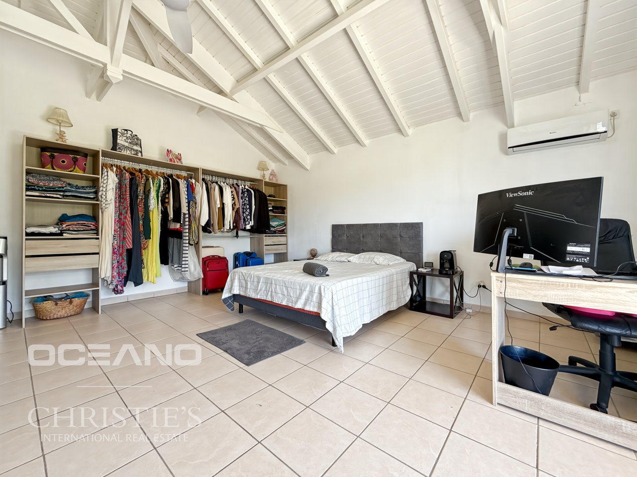 Spacious 3-Bedroom Villa + Studio – OYSTER POND