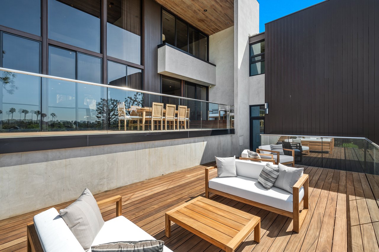  A Beverly Hills Architectural Masterpiece – Where Modern Luxury Meets Timeless Elegance