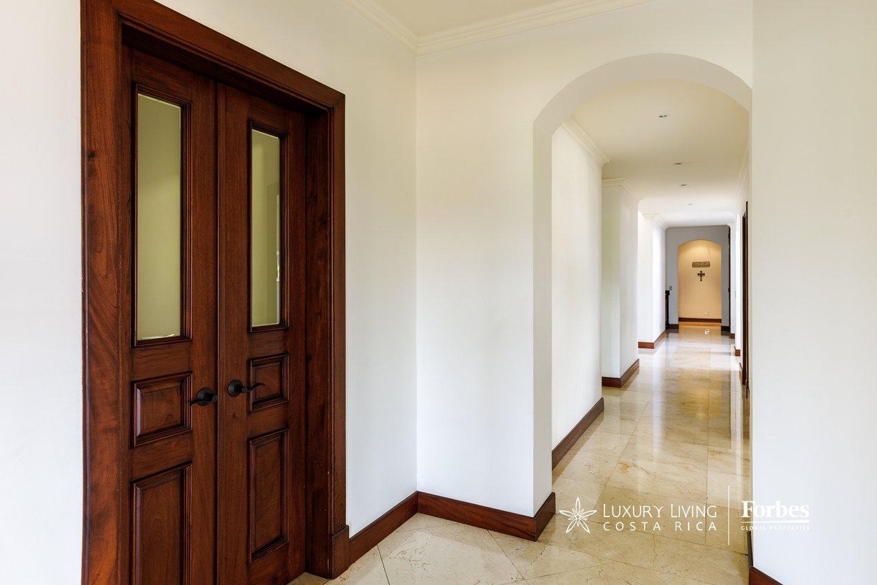 20336 - Luxury 5-bedroom home with an office and terrace in Cerro Alto, Escazú