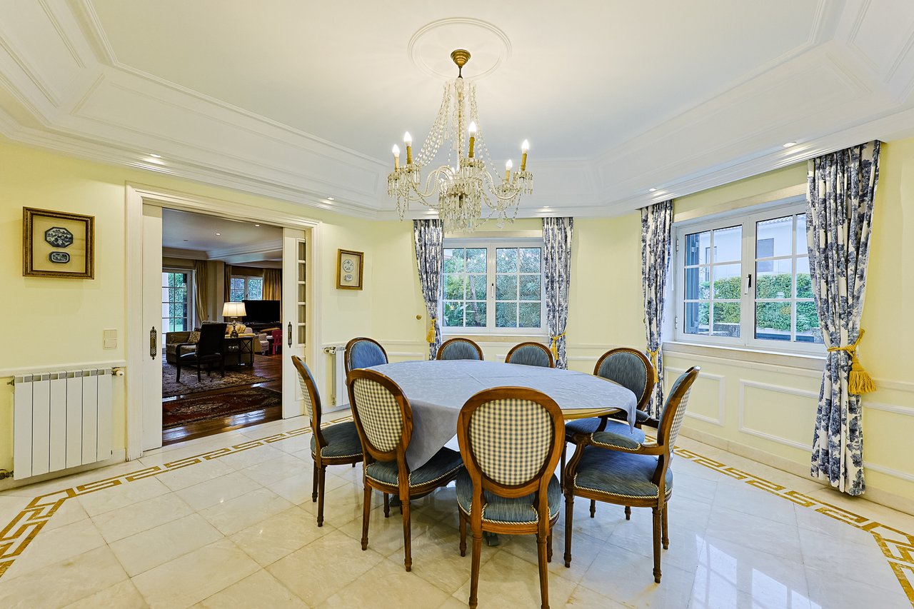 Spacious 8+2-Bedroom Villa with Pool for Rent in Cascais
