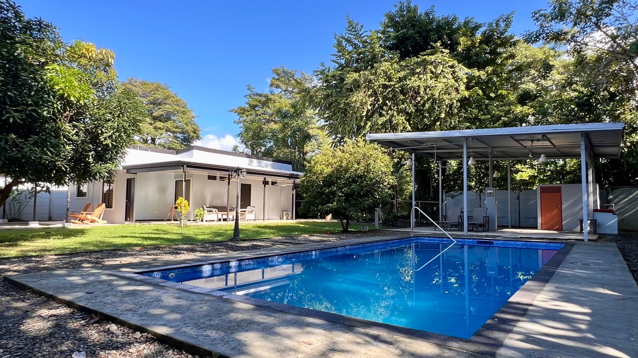 3-Bedroom Home with Large Pool and Garden in Bahía