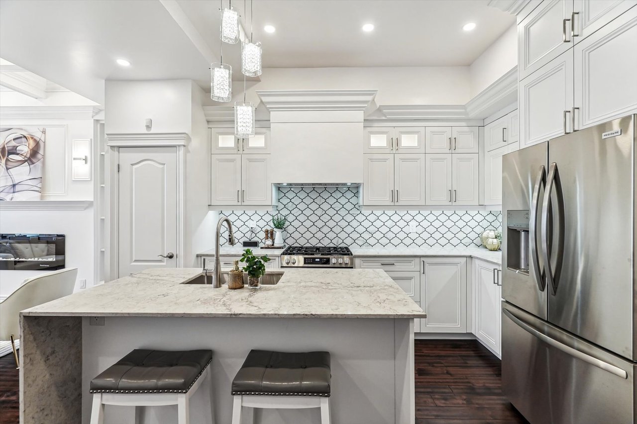 290 Bathurst St