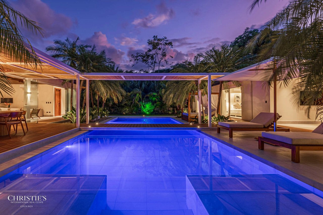 Modern Beachside Luxury Villa, Short Stroll to the Shore