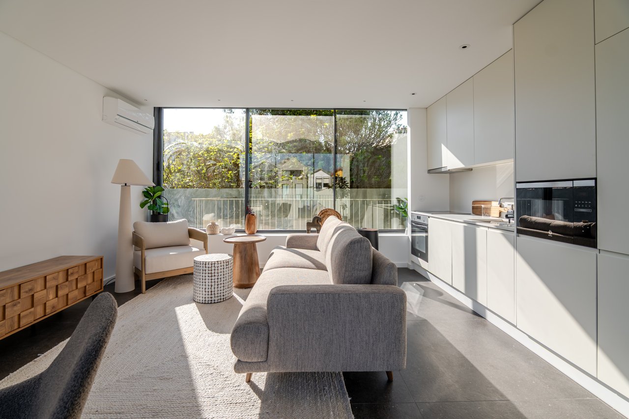 Modern 2-Bedroom Apartment with Expansive Private Terrace & Sort-term Rental (AL) License in Central Porto