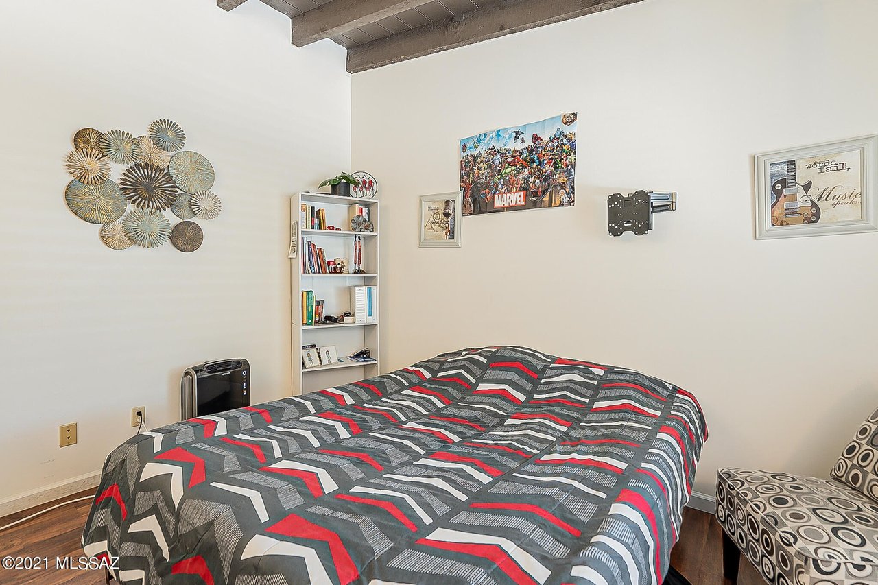 5582 N La Casita Dr