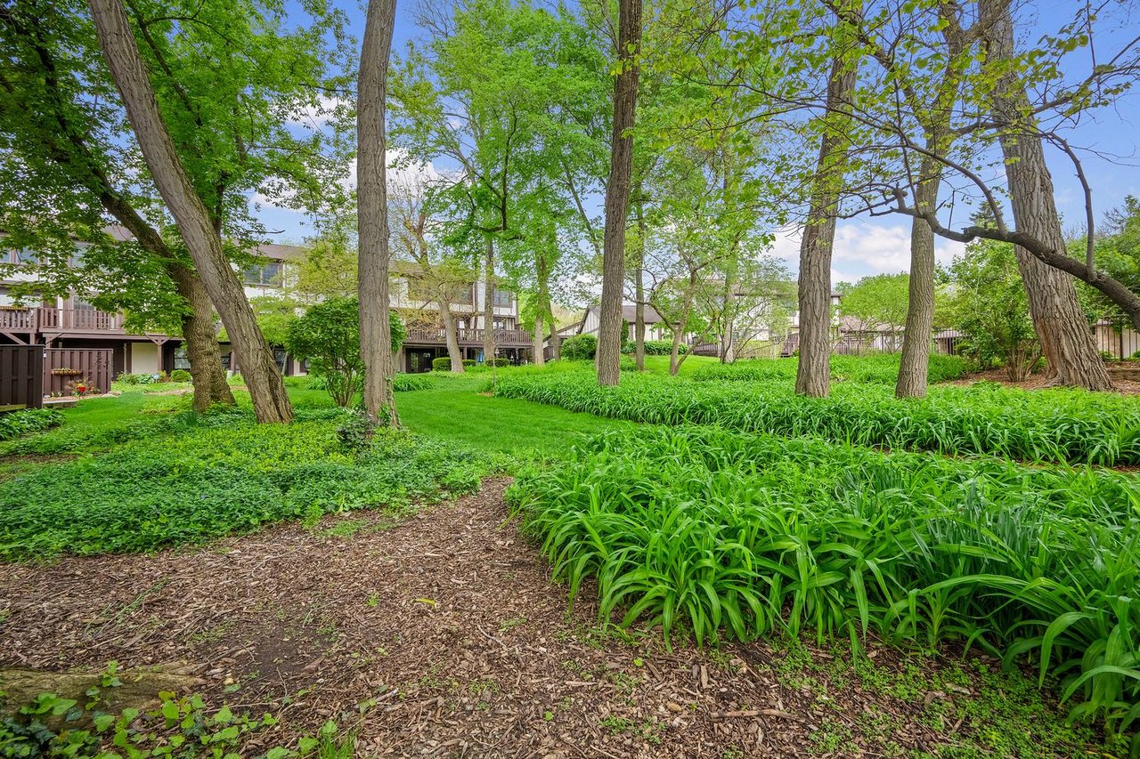 67 White Oak Circle, St. Charles IL – End Unit Townhome in The Oaks Near Downtown & Fox River