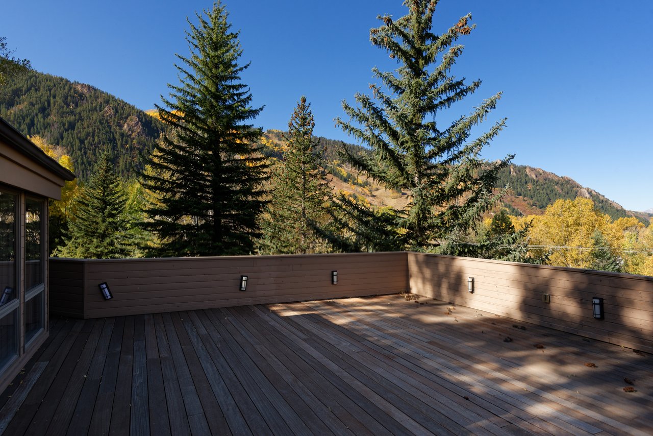 Conveniently Located Midland Ave Home