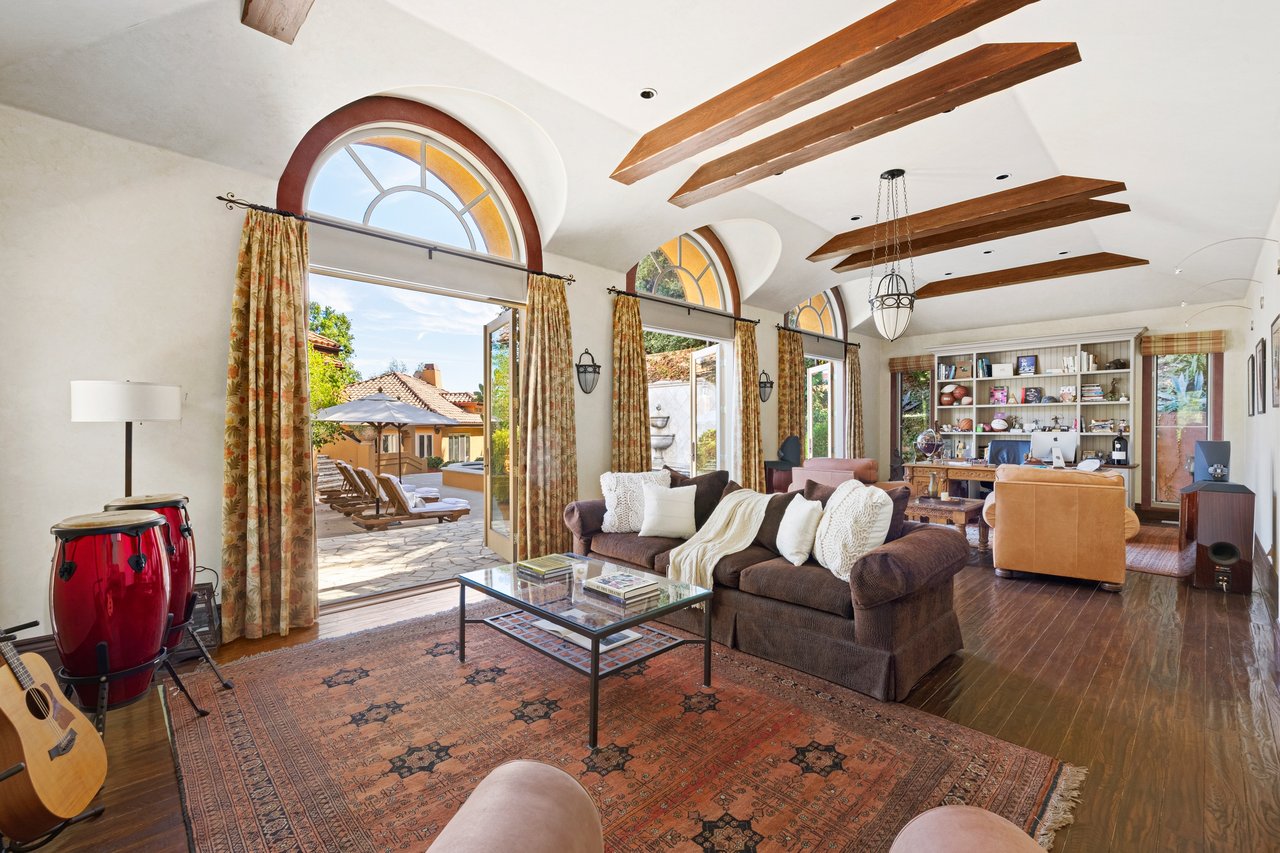 2719 Benedict Canyon Drive