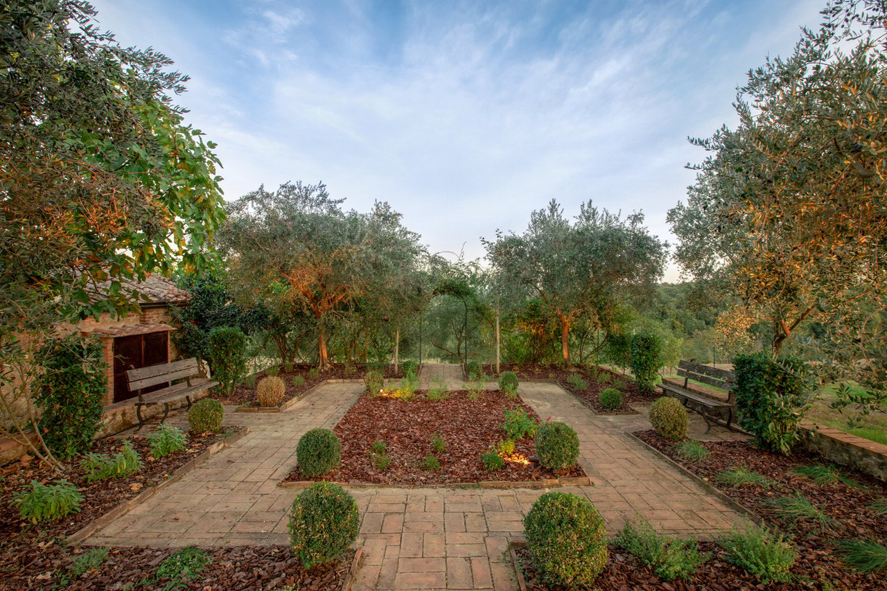 Country Luxury Home For Rent in Valdorcia