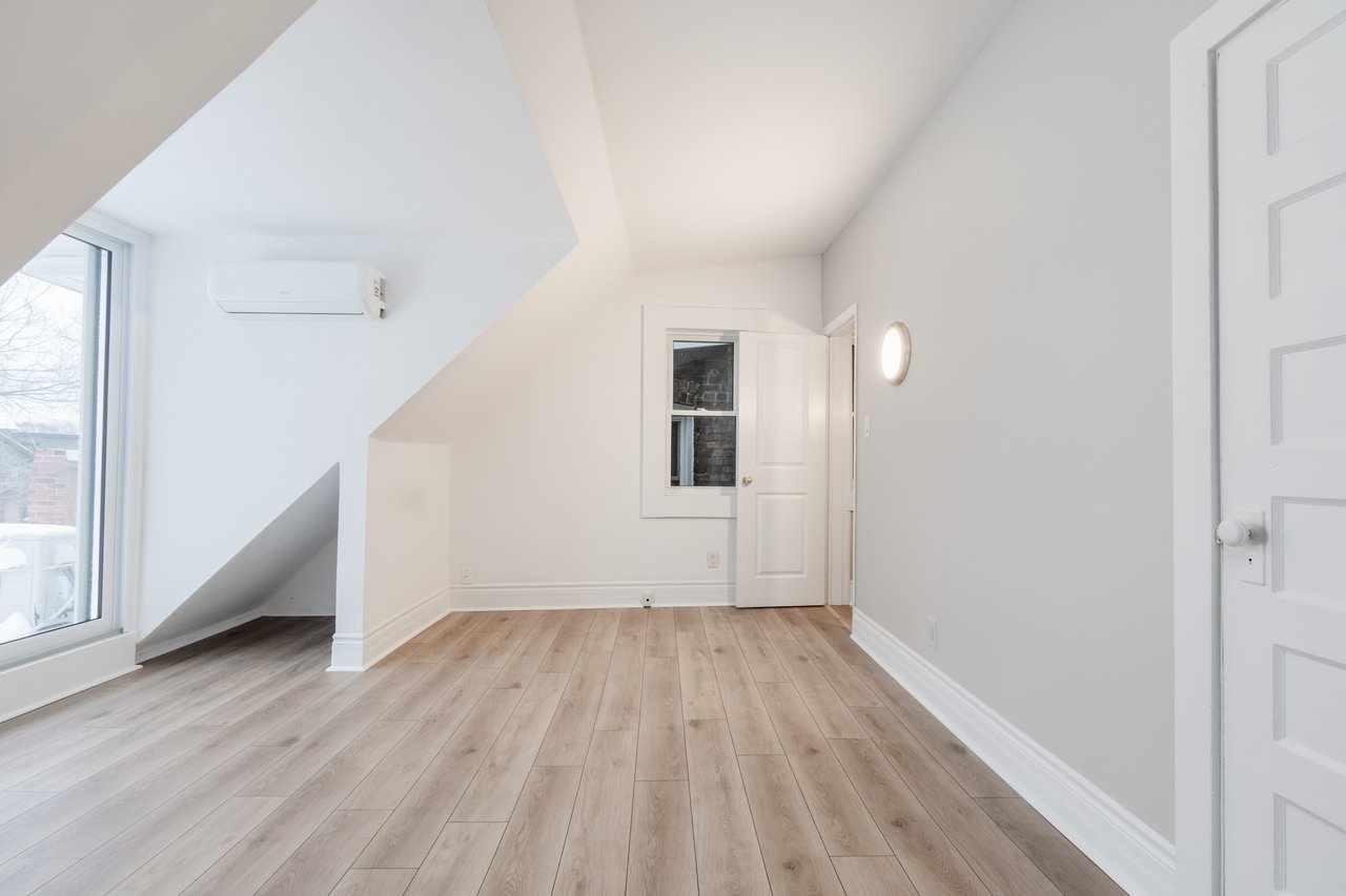 15 Indian Rd Cres #Upper