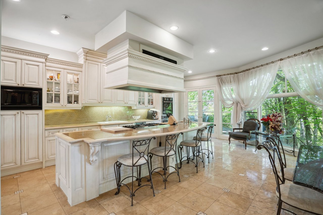 Prestigious Riverview Drive