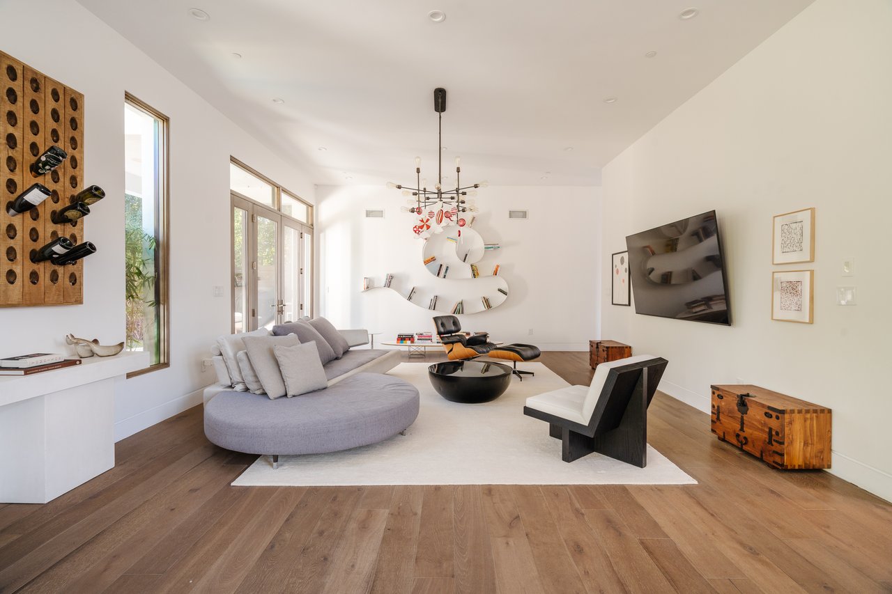 536 N Arden Blvd, Larchmont