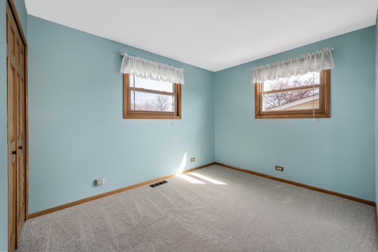 390 Arrowhead Trail, Carol Stream IL – Rare 4 Bedroom Ranch Near Glenbard North High School