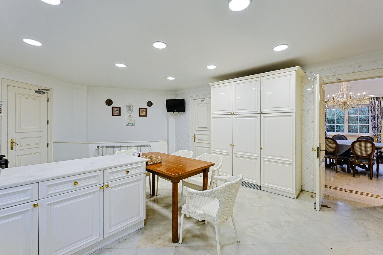Spacious 8+2-Bedroom Villa with Pool for Rent in Cascais