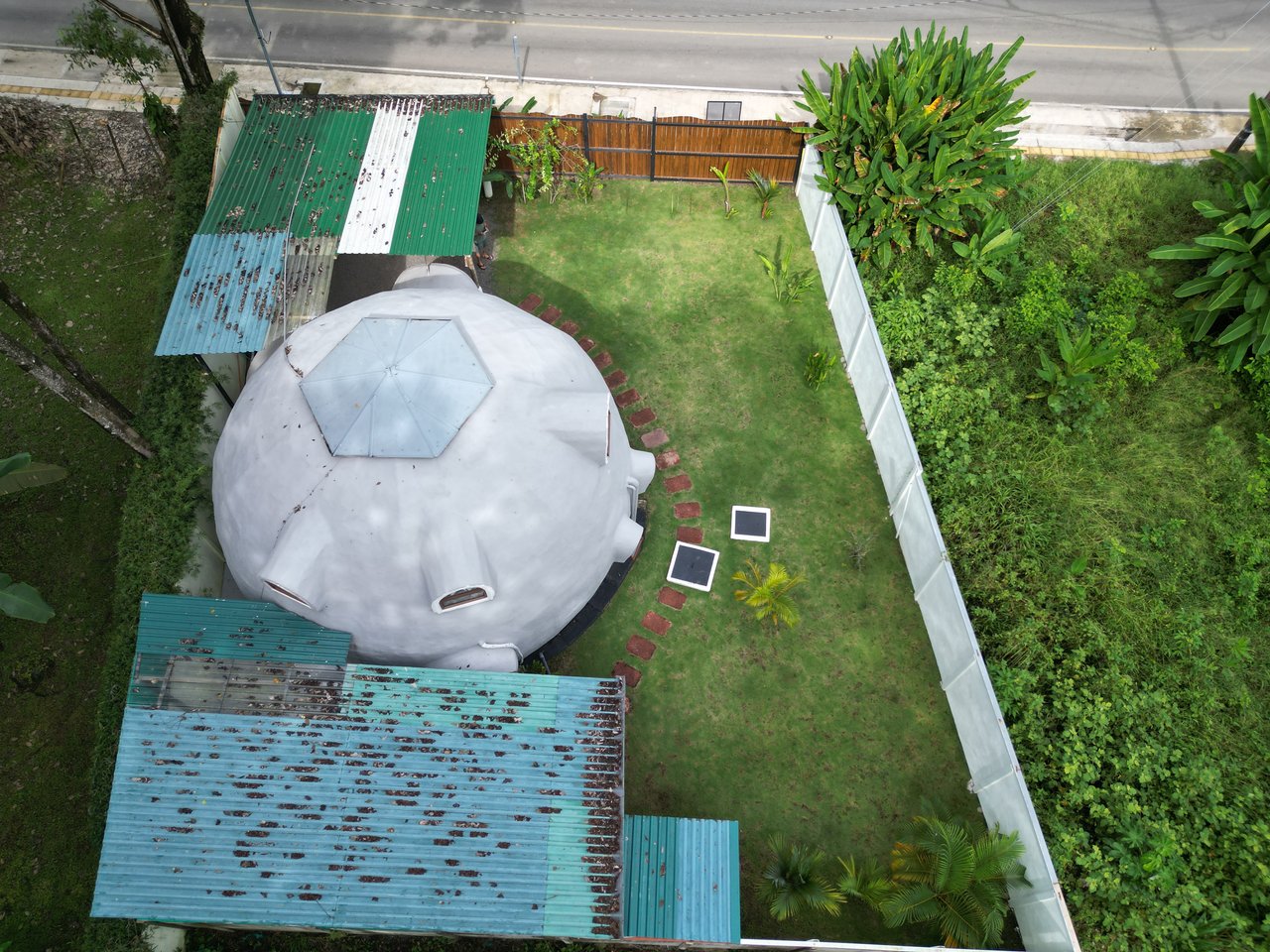 0.07 Acres – Unique 2 Bedroom Dome With Pool Walking Distance To The Beach!!!