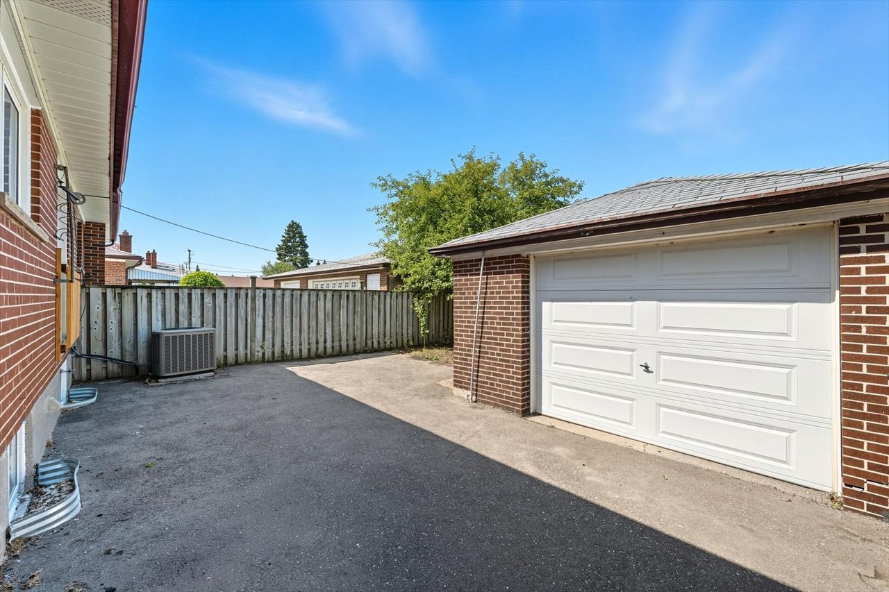 1624 Coram Cres