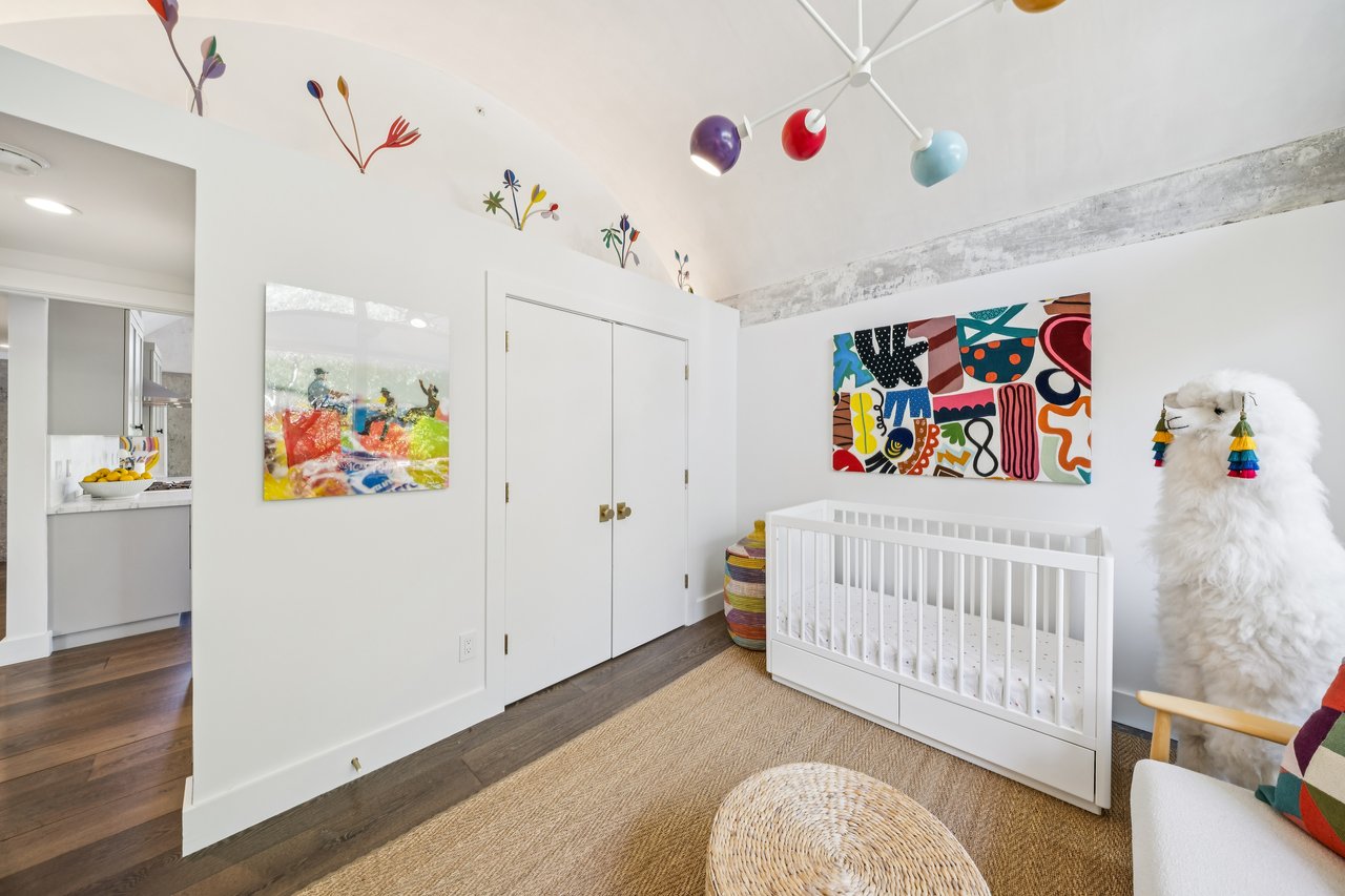 Stylish and Chic Upper Unit