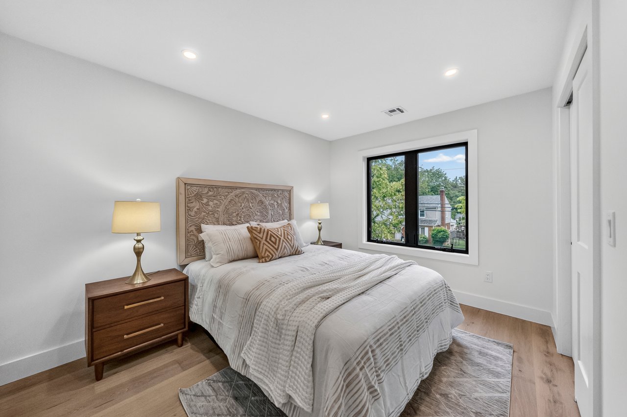 887 Linden Ave, Ridgefield, NJ 07657