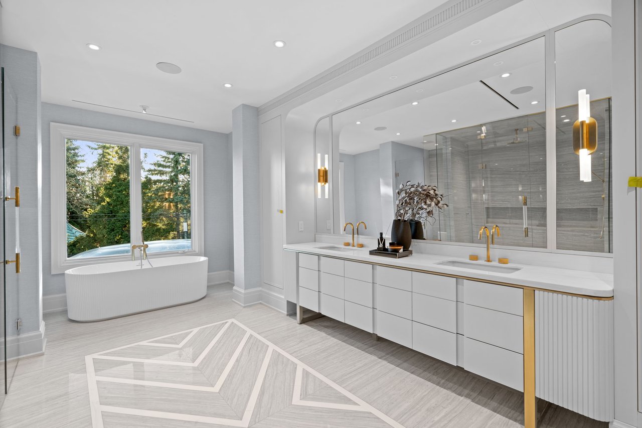 Prestigious Dunvegan Rd
