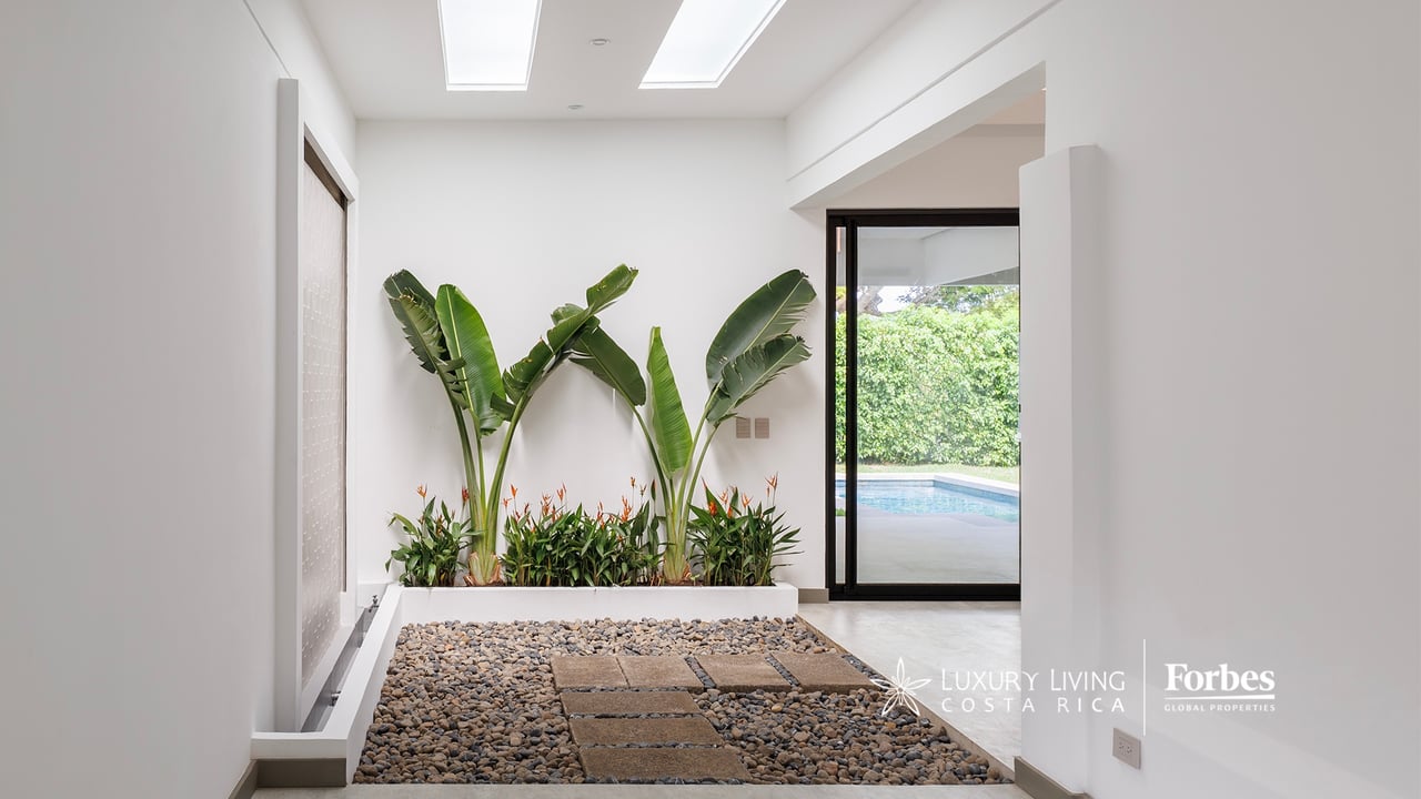 21468 - Remodeled 1-level house, 4 bedrooms, pool, terrace and garden