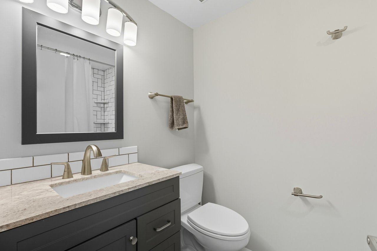 Turnkey 2 Bed Townhome plus Den & Designer Finishes 