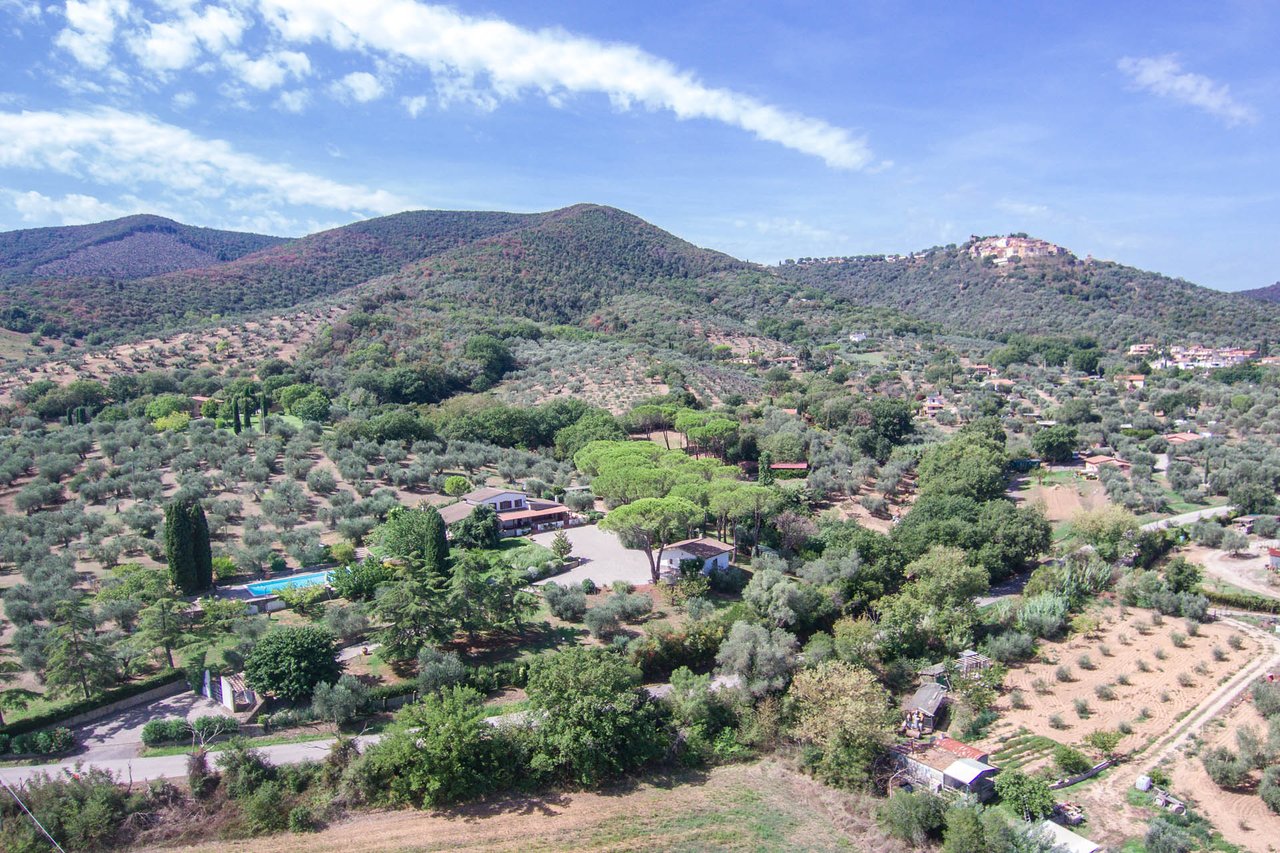 Villa in the Countryside between Sea and City