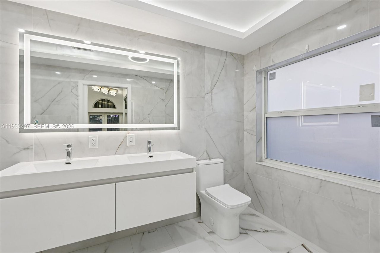 plantation-home-for-sale-bathroom