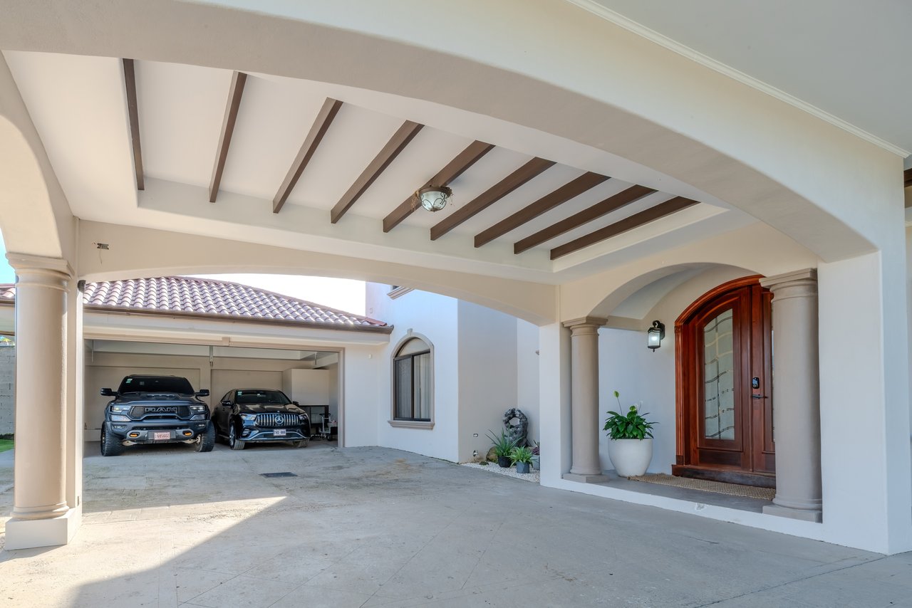 Luxury Home with Pool, Bar Area & Resort-Level Amenities | 5br, 4ba in Perez Zeledon 