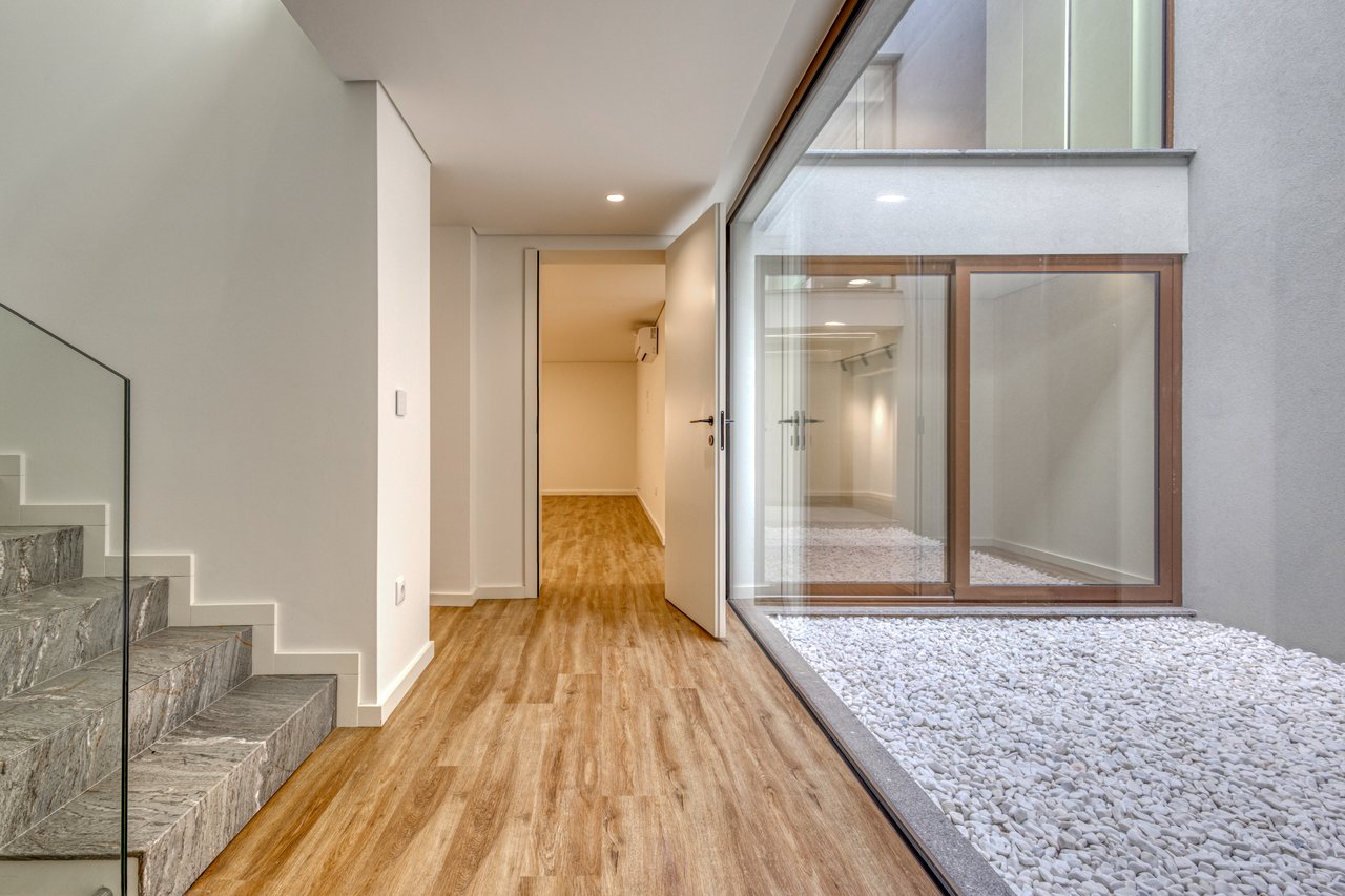 Contemporary 3-Bedroom Luxury Villa with Pool and Large Basement in Palmeira, Braga