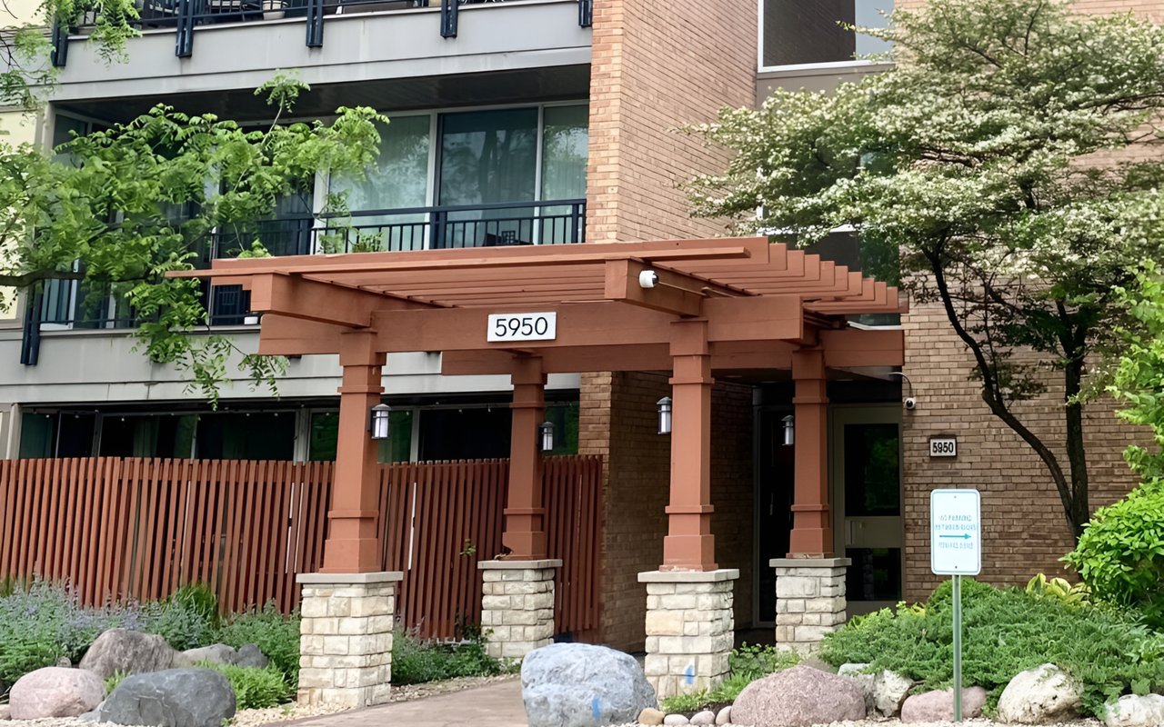 Just Listed in Four Lakes! 5950 Oakwood Drive unit 1A. Lisle, 60532