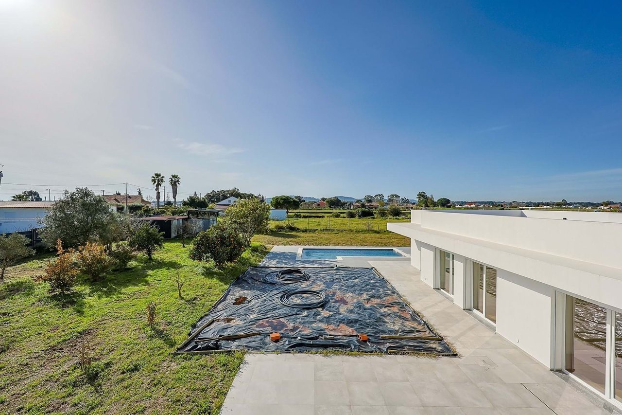 Luxurious 5-Bedroom Home with Pool and Panoramic Views Near Lisbon