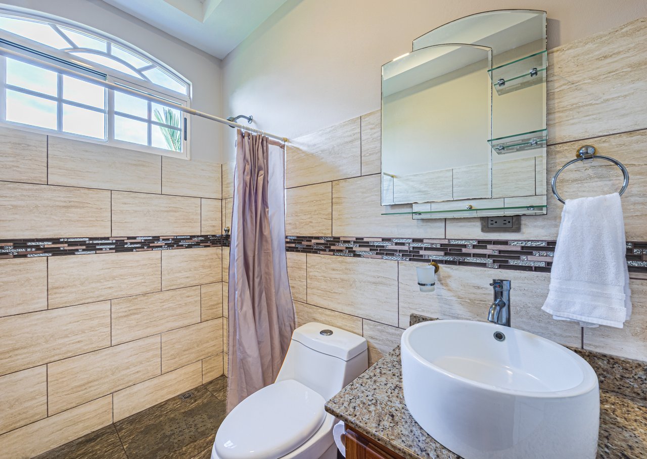 Exceptional 5-Bedroom Residence on Los Laureles Street – Prime Location & Versatile Layout