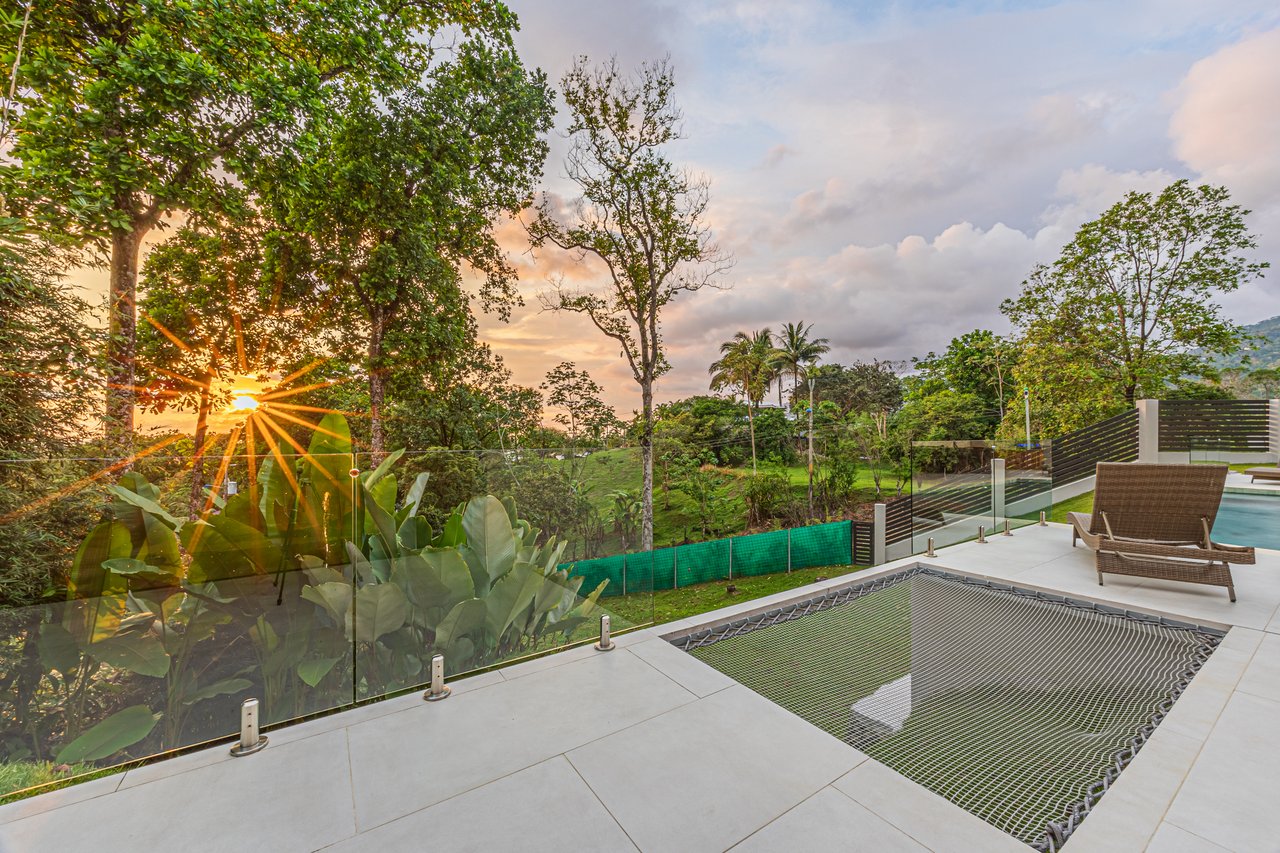 Casa Iguana – 4-Bedroom Tropical Retreat
